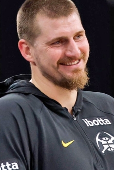 Même un fan des Clippers a essayé de stopper Jokic en rentrant sur le terrain, en vain