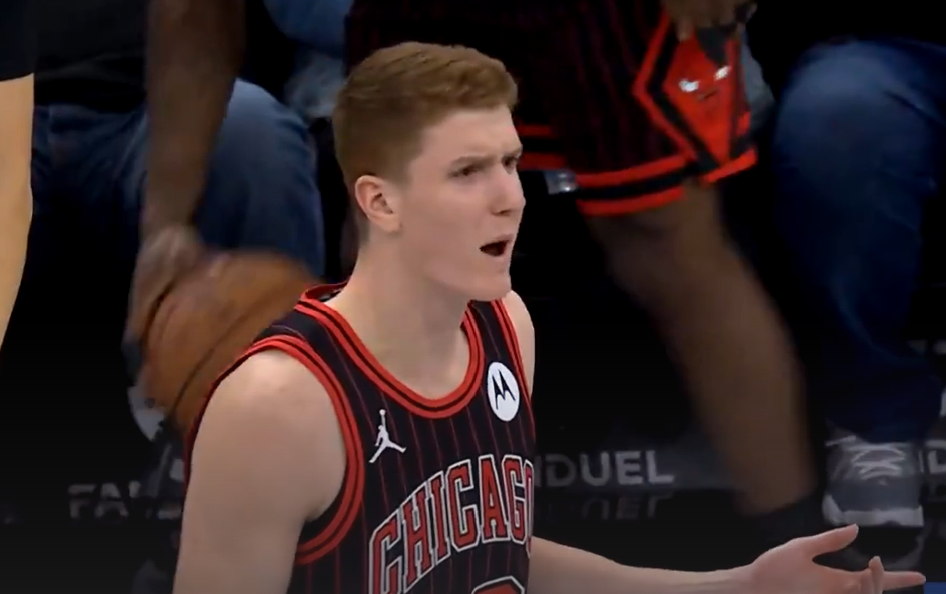 L’expulsion très soft de Kevin Huerter parce qu’il tape une balle qui caresse la jambe de l’arbitre
