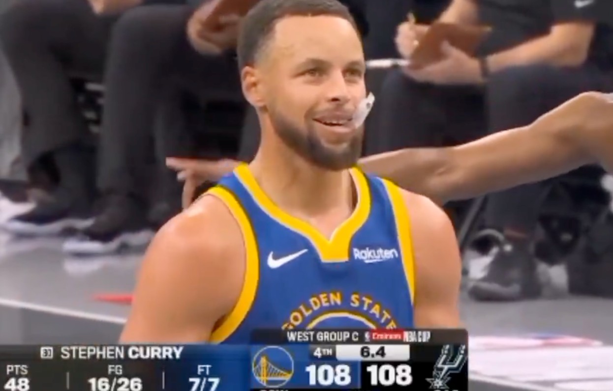 Stephen Curry, son sourire de psychopathe devant la foule hostile, avant le lancer de la gagne, quel joueur…