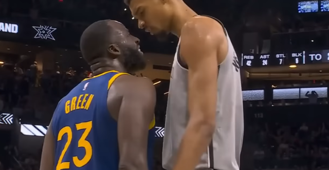 Draymond Green fait le malin avec Victor Wembanyama. La réponse ? Poster dunk, stare down et trashtalking