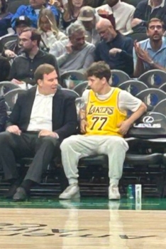 WTF : Le fan qui avait insulté le boss des Mavs revient s’excuser… en maillot de Doncic