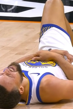 Dillon Brooks frappe Stephen Curry à l&rsquo;estomac