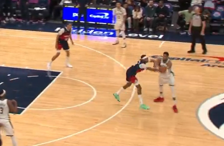 Bilal Coulibaly vole le ballon à Giannis, claque un dunk et le fait éjecter !