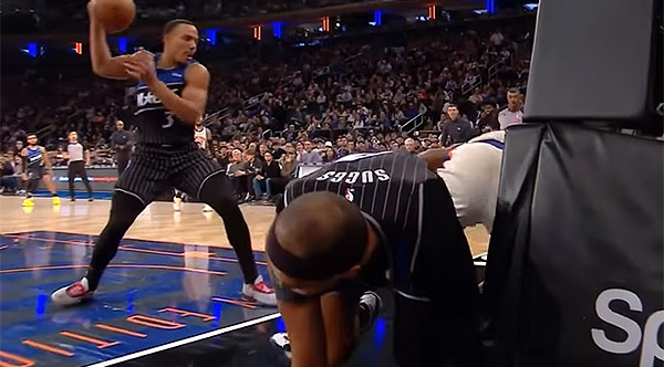 Desmond Bane pète un câble et balance la balle violemment sur Anunoby