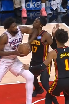 Embiid lâche (encore) un vilain coup de coude en pleine mâchoire