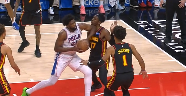 Embiid lâche (encore) un vilain coup de coude en pleine mâchoire