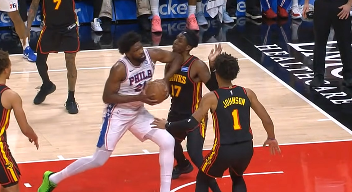 Embiid lâche (encore) un vilain coup de coude en pleine mâchoire