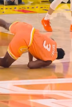 Thomas Bryant chambre Knueppel et se fait punir par le Karma