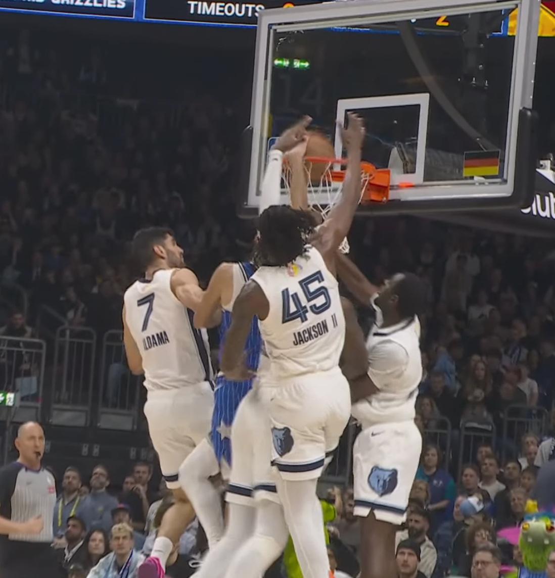 Un poster monumental sur… 4 joueurs ???? Anthony Black lâche l’un des dunks de l’année