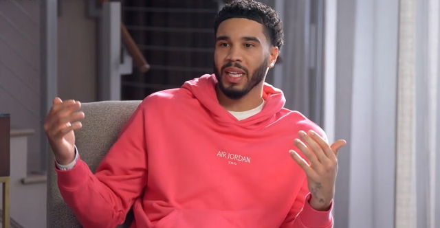 Jayson Tatum parle de la pression de jouer à Boston et envoie une balle perdue à Memphis