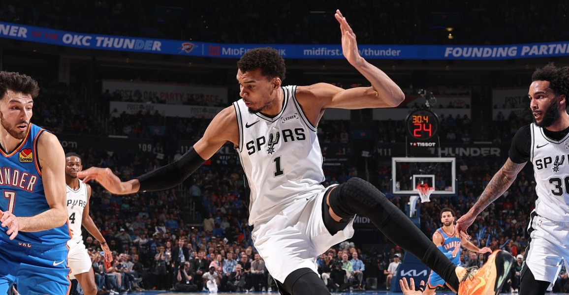 Hué et bousculé à OKC, Wembanyama encaisse et répond