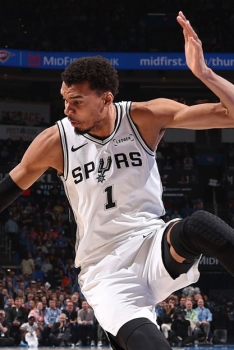 Hué et bousculé à OKC, Wembanyama encaisse et répond