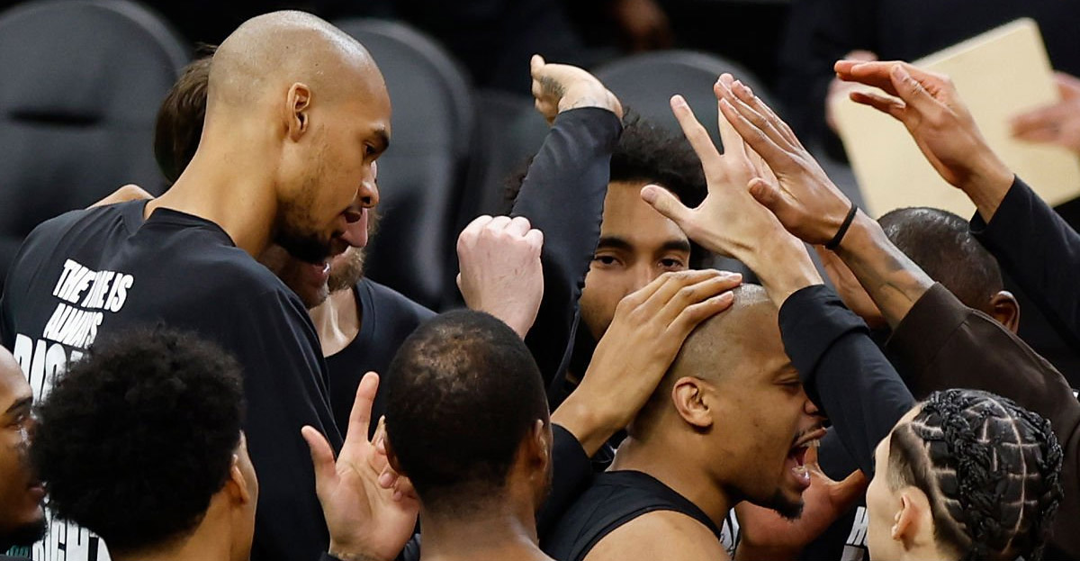 Aux Spurs, le délire des crânes rasés devient un vrai symbole de groupe