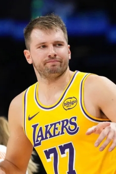 Luka Doncic chambre salement Sengun en plein match