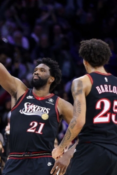 Culte : Embiid se blesse en célébrant son panier clutch