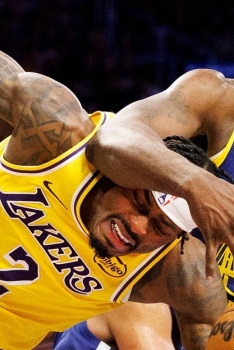 Draymond Green a encore pété un câble face aux Lakers avec 2 très sales fautes