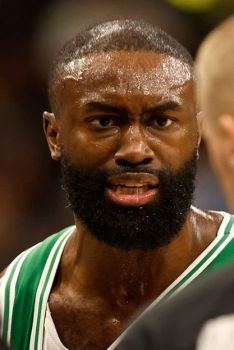 Jaylen Brown expulsé après un énorme coup de sang