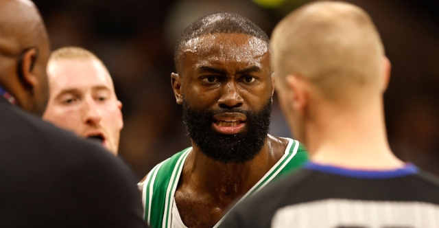 Jaylen Brown expulsé après un énorme coup de sang