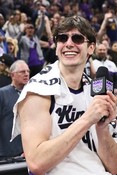 Enorme double-double et victoire, Maxime Raynaud superstar !