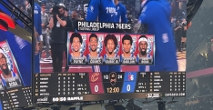 Les Sixers se ridiculisent avec une énorme bourde sur le Jumbotron