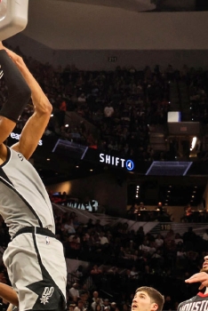 Dingue : Wembanyama dunke sur 4 joueurs des Rockets et marche sur Houston