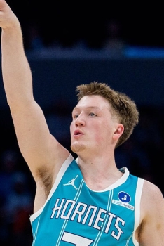 Seul Stephen Curry fait mieux que Kon Knueppel