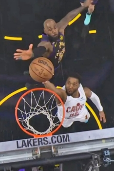 Dingue : LeBron James réussit le contre le plus rapide de l&rsquo;histoire !