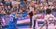 Les fans des Spurs furieux après le sale geste d’Isaiah Hartenstein sur Stephon Castle