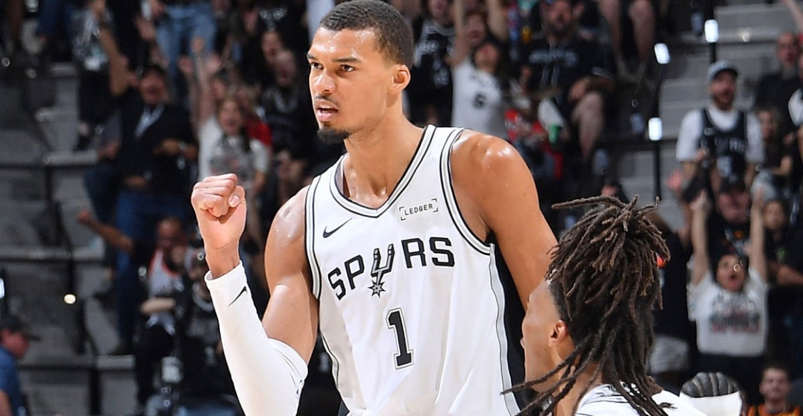 Wembanyama taille patron, les Spurs éteignent OKC dans le game 4