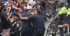 Même la police n’a pas reconnu Tyler Kolek pendant la parade