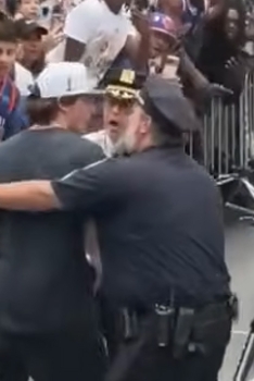 Même la police n&rsquo;a pas reconnu Tyler Kolek pendant la parade