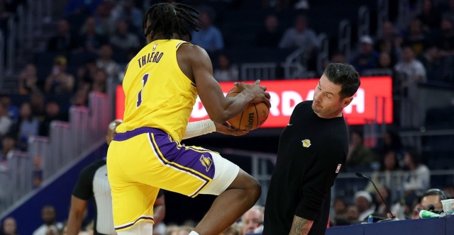 81 points encaissés en une mi-temps : JJ Redick secoue déjà les Lakers